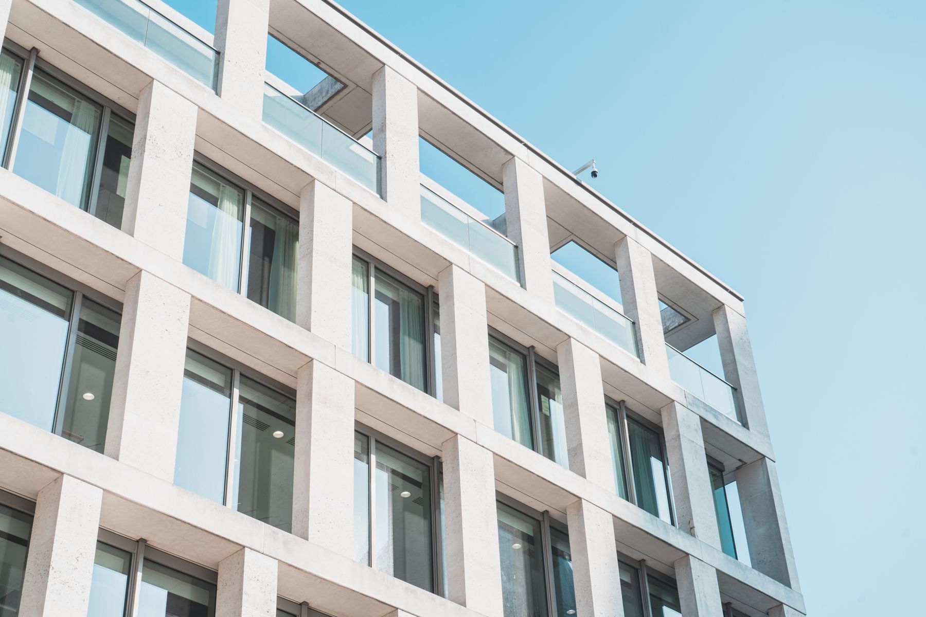 Klare Raster und Linien einer modernen Fassade